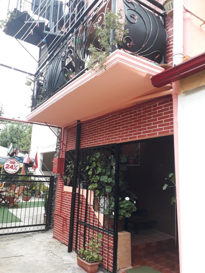 Guest House Nino Μπατούμι Εξωτερικό φωτογραφία